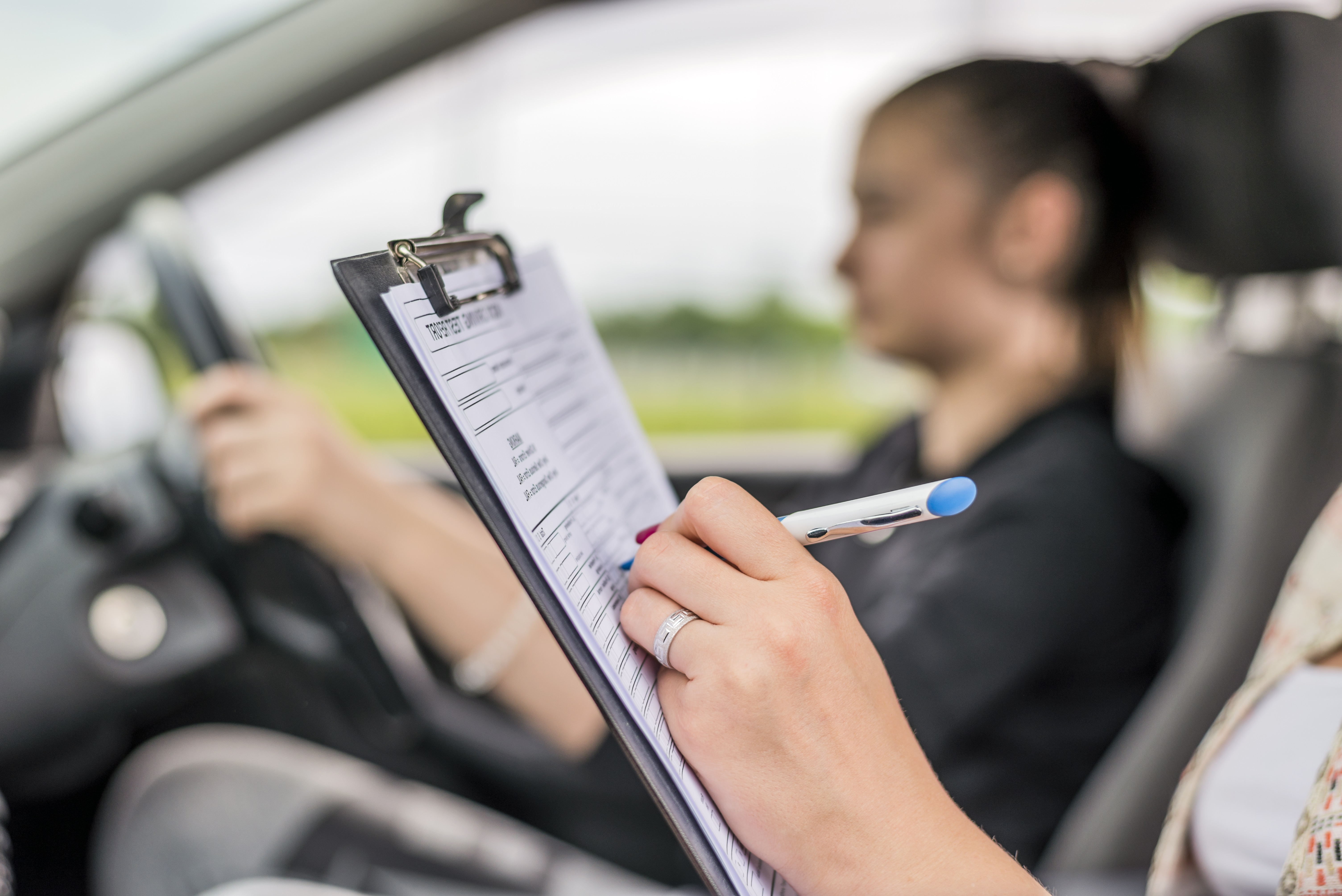 Переведи driving a car. Уроки по вождению. Уроки вождения автомобиля. Экзамен по вождению. Автошкола машина Сток.